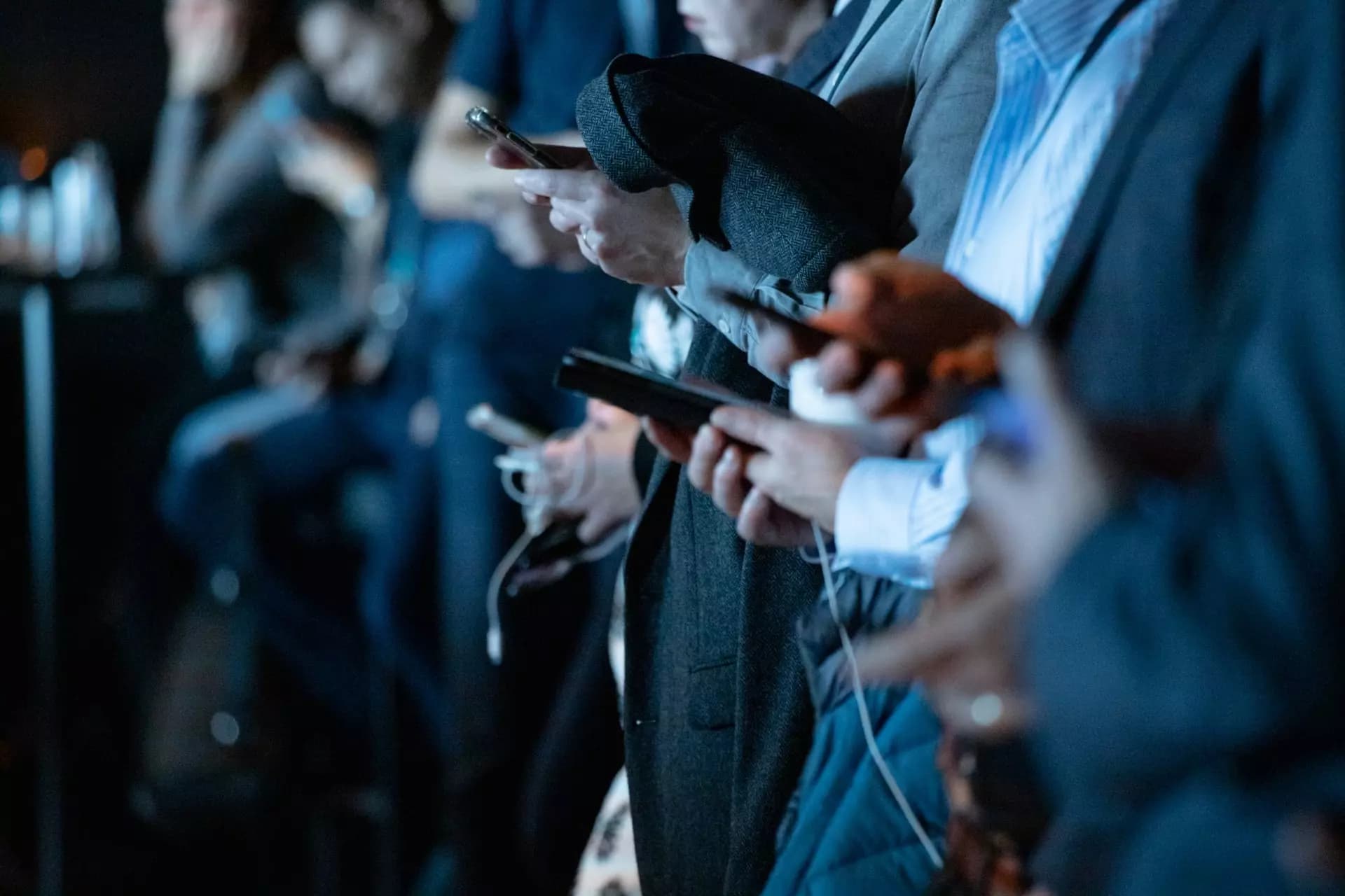 Homens utilizando celular