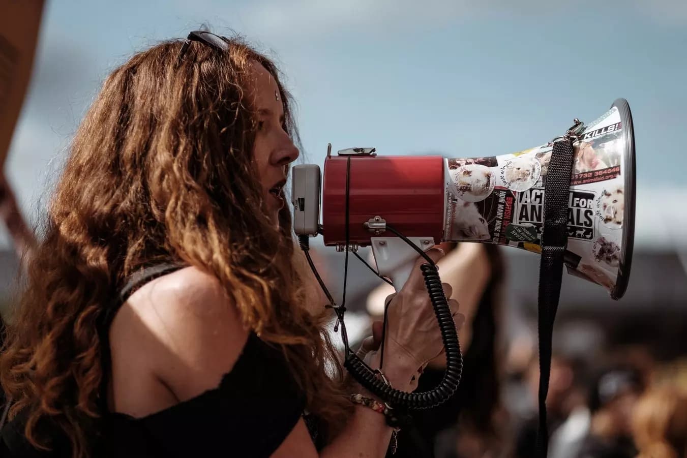 Mulher falando no megafone