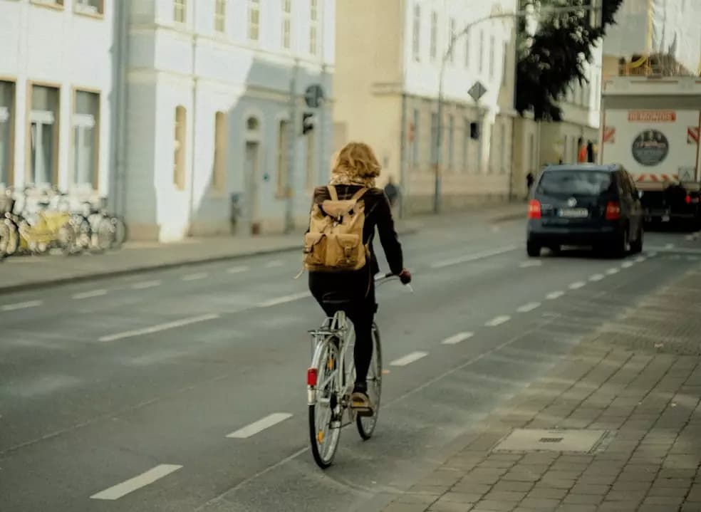 Pessoa andando de bicicleta na rua